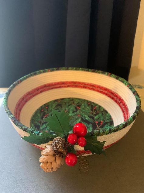 Christmas Rope Bowls, Christmas Rope Baskets, Rope Projects, Coiled Fabric Basket, Rope Crafts, Rope Basket, Clothes Line, Fabric Baskets, Christmas Pattern