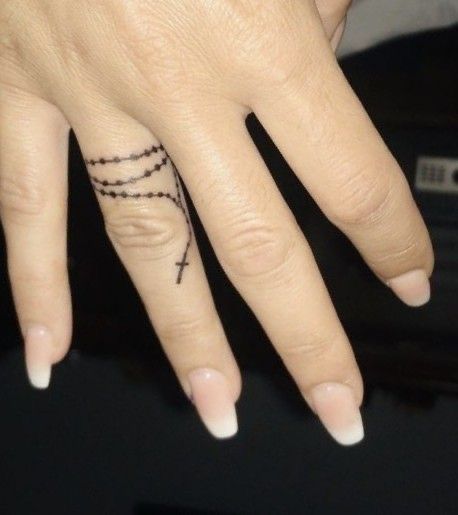 Finger Tattoos Rosary, Rosery Tattoos On Finger, Finger Tattoo Black Women, Hand Tattoos Quotes, Cross Finger Tattoos For Women, Finger Tattoos Black Women, Finger Rosary Tattoo, Cross My Heart Tattoo, Rosary Finger Tattoo