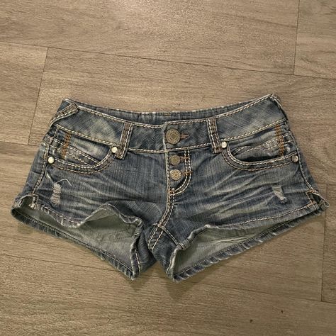 y2k low waist denim shorts with three buttons.... - Depop Y2k Low Rise Shorts, Fitted Y2k Denim Jean Shorts, Y2k High Waist Denim Shorts, Y2k Medium Wash Denim Shorts, Y2k Denim Bottoms With Built-in Shorts, Low Rise Jean Shorts, Jean Short Outfits, Outfits 2000s, Low Rise Shorts