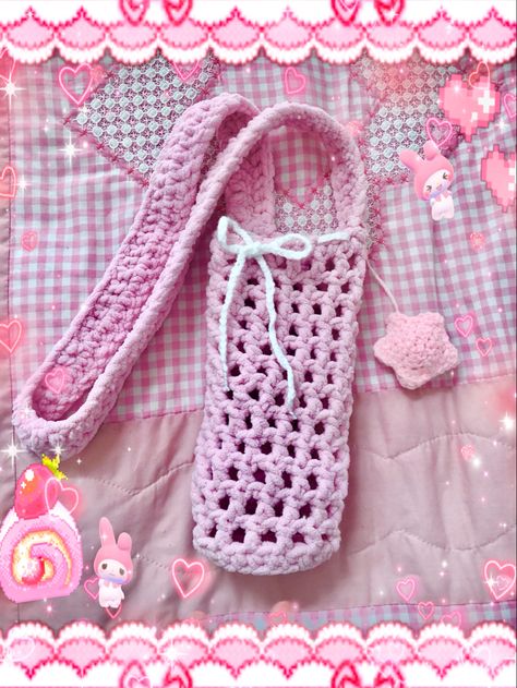 Pink crochet bag for water bottle Water Bottle Bag Crochet, Thick Yarn Crochet, Bottle Bag Crochet, Crochet Water Bottle Bag, Crochet Bottle Bag, Barbie Inspiration, Crochet Water Bottle, Strawberry Crochet, Crochet Water Bottle Holder