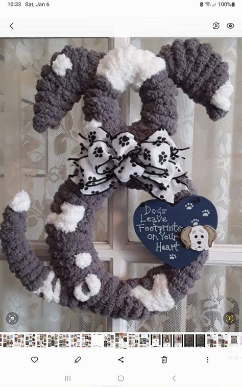 Paw Print Wreath Diy Dollar Tree, Dollar Tree Dog Paw Wreath, Dog Wreaths For Front Door, Pet Diys, Dog Business Ideas, Paw Print Crafts, Dog Wreaths, Cat Wreath, Print Crafts