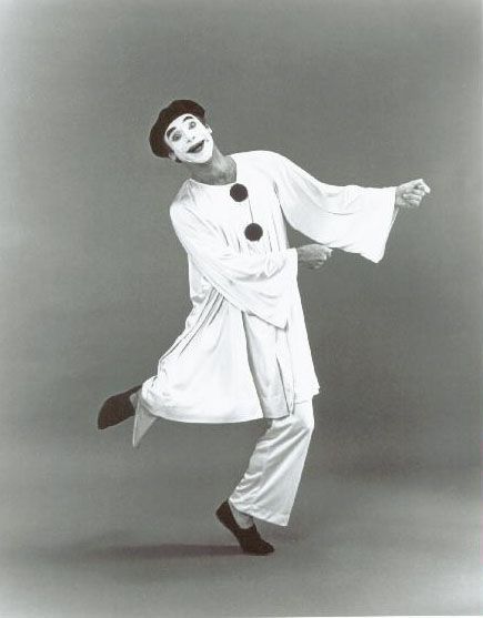 Clown Jessica Harrison, Pierrot Costume, Mime Artist, Pierrot Clown, Circus Wedding, Send In The Clowns, Vintage Clown, Clown Faces, Circus Clown