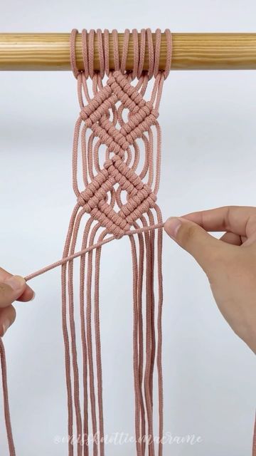 Nghi Ho | Macrame Content Creator/ Author on Instagram: "✨Double Half Hitch Square Diamond pattern for someone wants to add new thing to the design 💎Total 6 ropes (braided/twisted/single strand rope) are used and the minimum length is 140cm (1.5 yd) each rope for 2 squares. 👉🏻Save this tutorial now for later projects !!!! #macramepattern #macramelove #fiberarts #macrameleaves #macramepattern #macramemovement #macramé #macramedecor #handmadedecor #macramewallhanging #modernmacrame #macrameart #macramecommunity #macramemakers #macrameplanthanger #macramekeychain #macramebags #macramemakers #macrameplanters #macrameeveryday #macrametutorial #macrameleaf #missknottiemacrame #macramediy" Macrame Geometric Pattern, Macrame 2 Strand, Twist Braid Tutorial, Diamond Macrame, Boho Macrame Wall Hanging, Macrame Plant Hanger Tutorial, Free Macrame Patterns, Macrame Tutorials, Macrame Dream Catcher