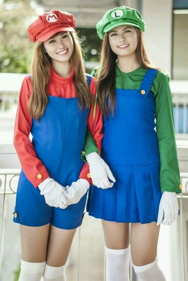 Mario Bros i Luigi (dones) Mario Character Costumes, Mario Costumes, Mario Kart Costumes, Gender Bend Cosplay, Luigi Costume, Mario Cosplay, Carnaval Costume, Mario Birthday Party, Costume Fashion