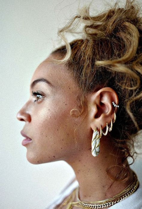 Beyonce Earrings, Beyonce Jewelry, Beyonce Hairstyles, Beyonce Makeup, Beyonce Beyonce, Music Sculpture, Gold Diamond Heart Necklace, Beyonce Hair, Piercings Ear