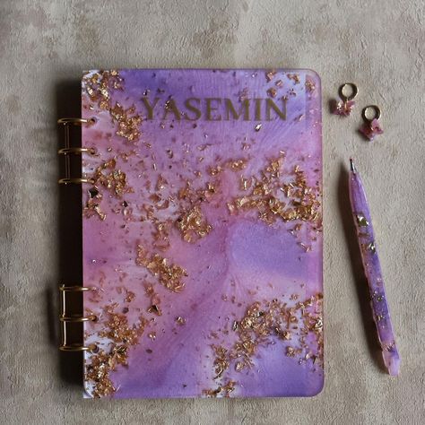 Resin Dairy, Resin Notebook, Resin Book, Resin Business, Resin Pen, Bookshelf Art, Epoxy Resin Diy, Stationary Items, Resin Jewelry Diy