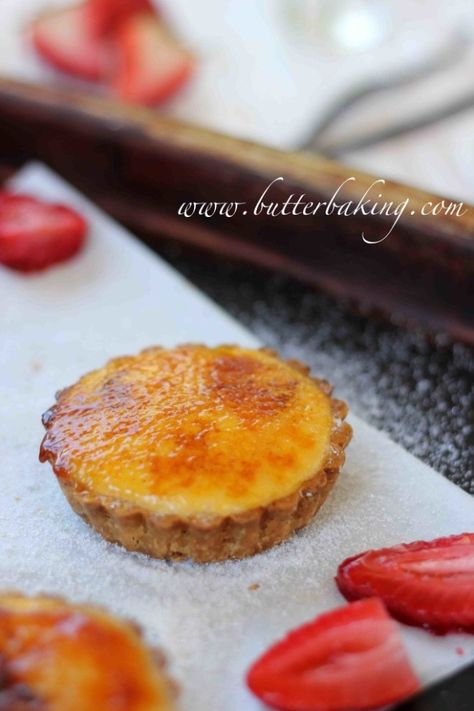 Creme Brûlée Tarts with Roasted Strawberries – Butter Baking Creme Brûlée Tart, Creme Brulee Tart Recipe, Brulee Desserts, Creme Brulee Tart, Orange Desserts, Creme Brulee Pie, Tartlets Recipe, Strawberry Butter, Brulee Recipe