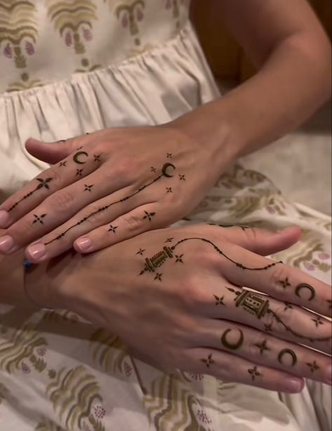 Ramdan Henna Simple, Ramadan Henna Designs Simple, Ramdan Mehndi Design, Ramadan Nails Art, Henna For Ramadan, Henna Designs Ramadan, Henna Hand Designs Simple, Hena Design Hand, Henna Simple Designs