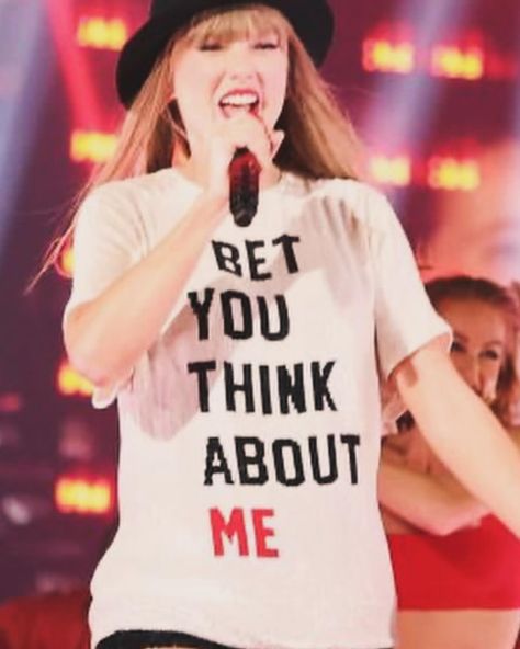 Taylor Swift 22, Taylor Outfits, Taylor Swift Shirts, Taylor Swift Tour Outfits, Estilo Taylor Swift, Swift Photo, Taylor Swift Red, Taylor Swift Outfits, Red Taylor