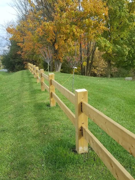 Low Wooden Fence, Wood Fence Front Of House, Small Wooden Fence Ideas, Simple Wooden Fence, Front Yard Short Fence Ideas, Two Rail Wood Fence, Short Wooden Fence Ideas, Short Wooden Fence, 2 Rail Wood Fence