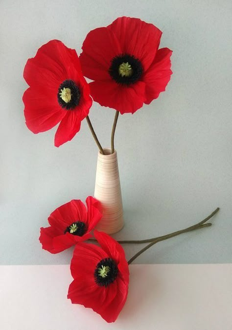 Poppies Bouquet, Decor Garden Ideas, Paper Poppies, Remembrance Day Art, Crepe Paper Flowers Diy, Poppy Craft, Flower Poppy, Poppy Bouquet, Hanging Craft Ideas