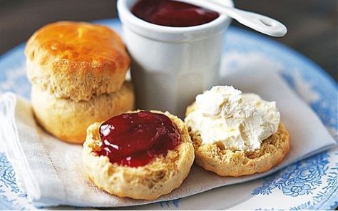 Home Living: Scones Mary Berry Scones, Berry Scones Recipe, Berry Scones, Royal Recipe, Mary Berry Recipe, British Bake Off, British Baking, Berries Recipes, Mary Berry