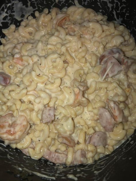 Cajun Shrimp and Sausage Alfredo 16 oz bag elbow macaroni 4 cups chicken broth 1 lb fresh peeled and deveined shrimp 🍤 1 lb smoked sausage sliced 1 jar of your favorite Alfredo sauce (or if you prefer to make your own) 2 tbsp Butter Handful of shredded Parmesan cheese Cajun seasoning Salt Black pepper Mrs. Dash Garlic and Herbs seasoning Lemon juice Minced garlic I mixed sliced sausage and fresh shrimp in a bowl with lemon juice, minced garlic, salt, pepper, Mrs. Dash, and Cajun seasoni Shrimp And Sausage Alfredo, Herbs Seasoning, Cajun Shrimp And Sausage, Sausage Alfredo, Shrimp And Sausage, Fresh Shrimp, Seasoning Salt, Cheap Meal Ideas, Cajun Shrimp