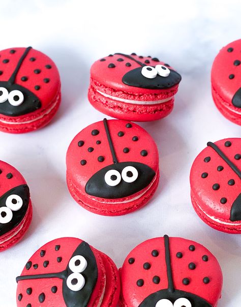 Ladybug Macarons - The Tipsy Macaron Miraculous Ladybug Party Snacks, Ladybug Macarons, Macaroon Ideas, Decorate Macarons, Character Macarons, Ladybug Food, Macaron Decoration, Macaroons Flavors, Bake Sale Desserts