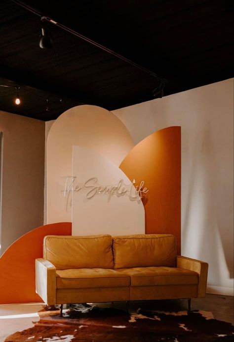 Backdrop Ideas Podcast, Podcast Backdrop Design, Womens Conference Photo Backdrop, Orange Backdrop Ideas, Selfie Wall Ideas Photo Backdrops, Podcast Backdrop Ideas, Conference Backdrop, Retro Backdrop, Photography Studio Decor