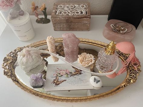 Mirror Tray Decor Ideas Bedroom, Gold Tray Decor Bedroom, Tray Decor Aesthetic, Vanity Tray Aesthetic, Perfume Tray Ideas Bedroom, Aesthetic Perfume Tray, Gold Vanity Tray, Gold Mirror Tray Decor Ideas, Perfume Mirror Tray