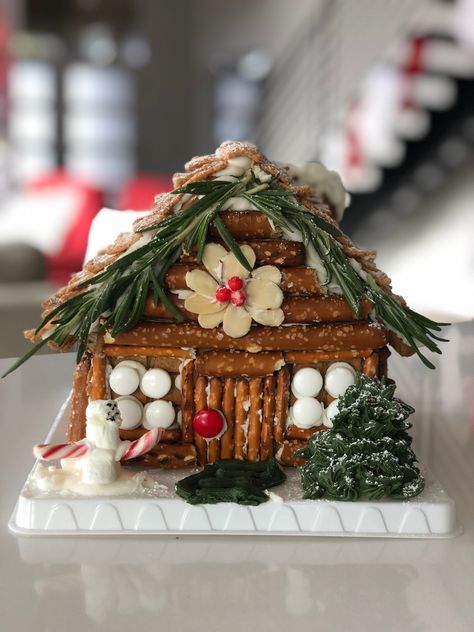 Gingerbread House Walkway, Natural Gingerbread House Ideas, Woodsy Gingerbread House, Rustic Gingerbread House, Aesthetic Ginger Bread House, Gingerbread House Glass Windows, Creative Gingerbread House Ideas Easy, Gingerbread Activity, Candy Houses