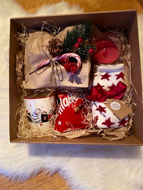 Merry Christmas Gift Ideas, Gift Box Ideas For Christmas, Diy Christmas Gift Boxes, Christmas Hamper Ideas, Christmas Eve Box For Adults, Chrismas Crafts, Diy Christmas Gifts For Friends, Christmas Gift Hampers, Christmas Classroom Door