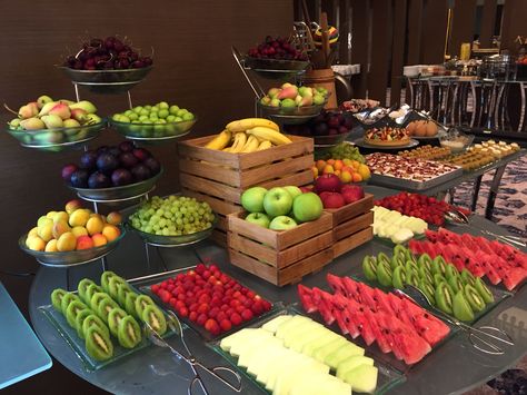 Fruit Station Ideas, Fruit Station, Fruit Buffet, Breakfast Station, Breakfast Vegetables, Bar Buffet, Buffet Ideas, Corner Bar, Fruit Display