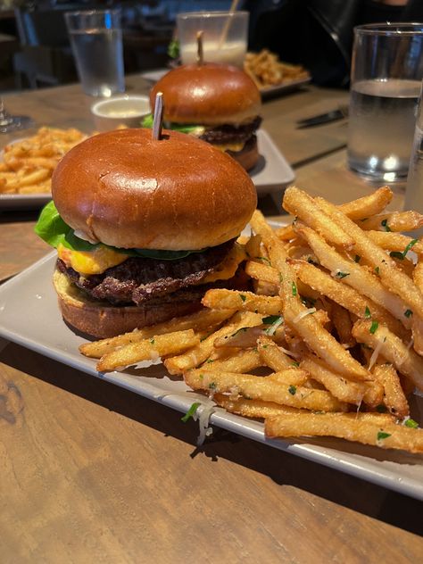 Burgers With Fries, Burger And Fries Aesthetic, Burgers Aesthetic, Good Looking Food, Food In Restaurant, Aesthetic Burger, Fries And Burger, Cafe Burger, Eating With Friends