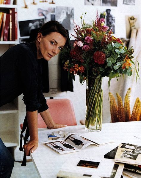 office : phoebe philo via {this is glamorous} Annie Leibovitz, Phoebe Philo, Business Portrait, Branding Photoshoot, Working Woman, 가을 패션, Inspirational Women, The Table, Creative Director