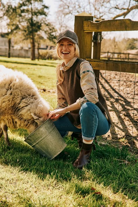 English Country Outfits Women, English Countryside Fashion, English Countryside Aesthetic, Countryside Outfit, Countryside Fashion, Country Outfits Women, Countryside Aesthetic, Farm Fashion, Countryside Style