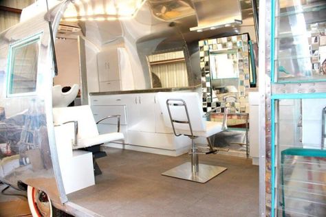 They Turned An Airstream Into a Hair Salon on Wheels Salon On Wheels, Mobile Barbershop, Mobile Hair Salon, Massage Ideas, Mobile Beauty Salon, Barbershop Ideas, Salon Life, Space Hair, Mobile Spa