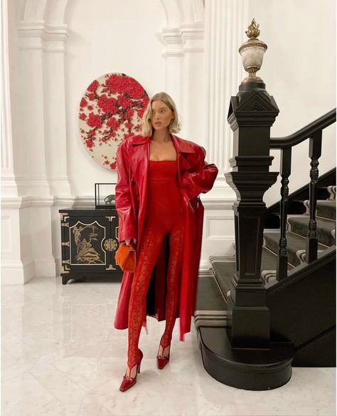 Monochromatic Outfit Red, Long Coat Outfit Winter Fashion, Red Monochrome Outfit, Successful Women Style, Long Coat Outfit, Winter Coat Outfits, Monochromatic Fashion, Casual Summer Outfits For Women, Glam Outfit