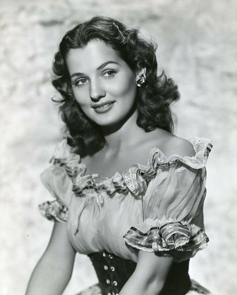 Screen Goddess Brenda Marshall: Retouching Forum: Digital Photography Review Brenda Marshall, Silver Screen Actresses, Klasik Hollywood, Stars D'hollywood, Vintage Movie Stars, Hollywood Vintage, Pin Up Vintage, Classic Movie Stars, Classic Actresses