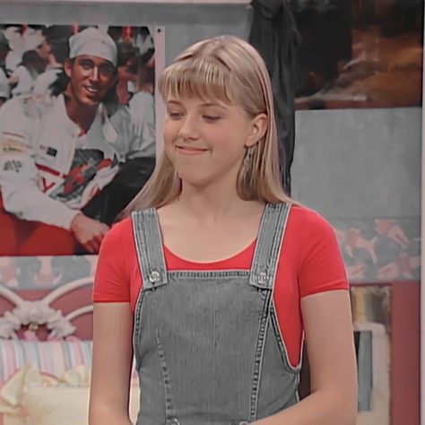 Stephanie Tanner Season 8, Stephanie Tanner Outfits, Stephanie From Full House, Stephanie Tanner Full House, Full House Stephanie, Full House Characters, Blonde Icons, Full House Tv Show, Aesthetic Outfits 90s