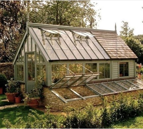 Pergola Wood, Serre Diy, Plant Shed, Diy Greenhouse Plans, Greenhouse Shed, Greenhouse Ideas, A Small House, Backyard Greenhouse, Greenhouse Plans