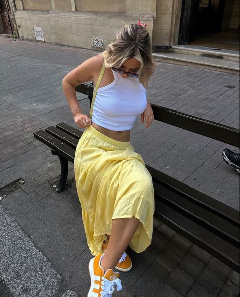 Neon Sneakers Outfit Street Styles, Yellow Sneakers Outfit, Campus 00s Outfit, Outfit Tenis, Outfit Campus, Neon Sneakers, Scandi Fashion, Sneakers Trendy, Outfit Adidas