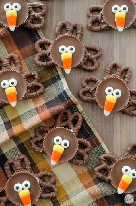 Make this super simple, yet delicious, pretzel turkey with Reese's peanut butter cups, candy corn, and edible eyes. The perfect Thanksgiving treat for kids! Pretzel Turkeys, Thanksgiving Candy Crafts, Cute Thanksgiving Desserts, Thanksgiving Desserts Kids, Thanksgiving Goodies, Thanksgiving Candy, Thanksgiving Food Ideas, Thanksgiving Snacks, Turkey Cookies