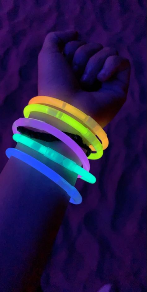 Neon Pool Parties, Night Pool Party, Pool Party Food, Party Night Club Aesthetic, Neon Bracelets, 20 Birthday, Glow Birthday Party, Happy 20th Birthday, Glow Birthday