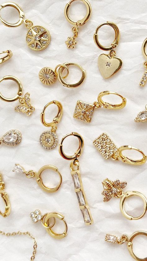 KIMCH | DAINTY JEWELLERY’s Instagram profile post: “So much sparkle to choose from ✨✨ #huggieearrings #hoopearrings #statementearrings #sparklesparkle #handmadejewellery #hoops…” Charm Bar, Dainty Jewellery, Flat Lays, Dainty Jewelry, Statement Earrings, Gold Bracelet, Instagram Profile, Handmade Jewelry, Charm Bracelet