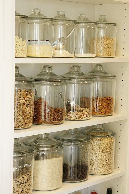 Organizing with jars - organize your pantry with large jars for bulk food purchases Pantry Jars, Glass Pantry, Large Glass Jars, Pantry Organisation, Diy Pantry, Kitchen Pantry Storage, Kitchen Organization Pantry, Kitchen Organisation, Kitchen Jars