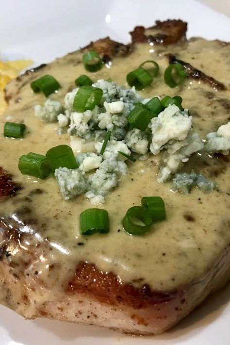 Blue Cheese Pork Medallions, Pork With Blue Cheese Sauce, Blue Cheese Pork Chops, Vleis Resepte, Cheese Gravy, Cheese Pork Chops, Blue Cheese Recipes, Keto Pork, Pork Entrees