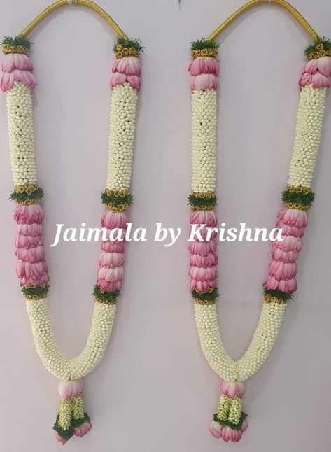 Premium designer garlands by @jaimalabykrishna Fresh Flower Designer Garlands😍 Orders taken from November-2019 👈 Hyderabad : +91 9966377488 Chennai : +91 7305105056 Banglore : +919538912199 /+919094287897 #jaimala #varamala #shaadimagic #hinduwedding #indiansinusa #nribride #indiandecor Lotus Flower Malai, Poola Malalu For Wedding, Marriage Poola Dandalu, Flower Hara For Wedding, Garland For Wedding Indian Bride, Varmala Designs Indian Weddings, Poola Dandalu For Wedding, Wedding Malai Design Lotus, Jaymala For Wedding