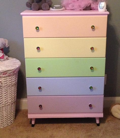 Girls Rainbow Bedroom Ideas, Girls Rainbow Bedroom, Deco Violet, Unicorn Bedroom Decor, Girl Dresser, Unicorn Room Decor, Rainbow Bedroom, Unicorn Bedroom, Rainbow Room