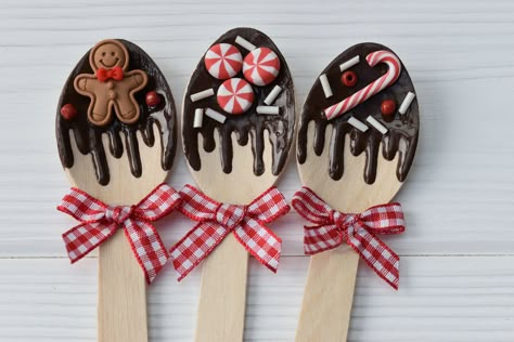 🎄 These handmade chocolate dipped wooden spoons are the perfect addition to your festive tiered tray, hot chocolate station, kitchen shelf display, kitchen table, coffee bar, festive photo props and make a great seasonal gift too. 🎄 They add a beautiful touch to your Christmas farmhouse decor. Sold as a set of 3 spoons. Each wooden spoon measures approximately 13.5 cm long and 3.3 cm wide and is dipped is fake chocolate and decorated with faux festive sprinkles, a mini gingerbread man, a mini Farmhouse Christmas Kitchen Decor, Chocolate Dipped Spoons, Hot Chocolate Decor, Fake Chocolate, Hot Chocolate Station, Farmhouse Christmas Kitchen, Chocolate Station, Marshmallow Crafts, Christmas Tiered Tray Decor