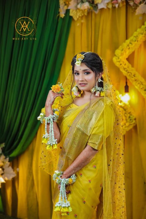 Haldi Pictures Idea, Girl Haldi Poss, Haldi Look For Bride In Saree, Bridal Haldi Photoshoot, Haldi Shoot Poses, Bride Haldi Poses, Haldi Photography Ideas For Bride, Haldi Board, Haldi Pic