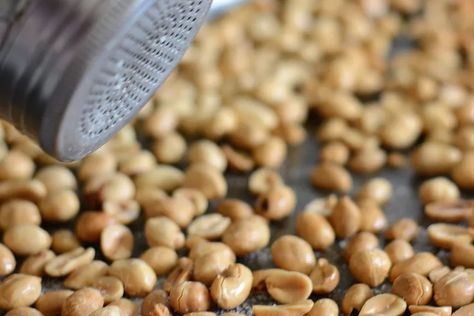 The Easiest Way to Roast Fresh Peanuts for a High-Protein Snack Peanut Recipes Healthy, Salted Roasted Peanuts Recipe, Homemade Chow Mein, How To Cook Greens, Raw Peanuts, Healthy Eating Snacks, Salad Toppers, Roasted Walnuts, Bite Size Appetizers