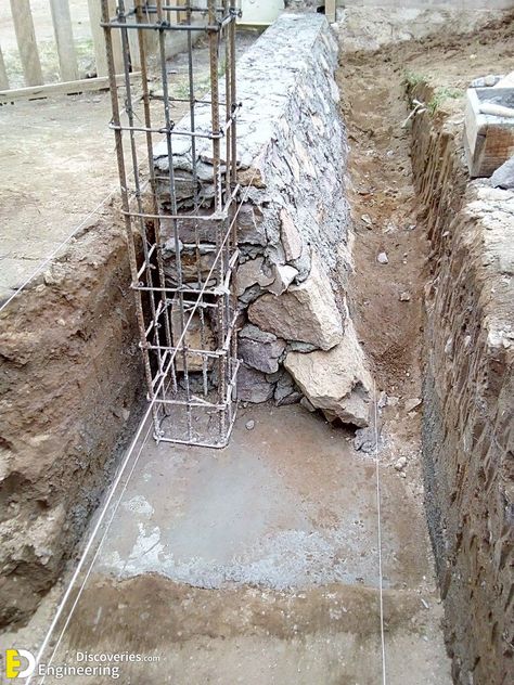 36+ Pictures RCC Concrete Footing And Beam Under Construction! - Engineering Discoveries Retaining Wall Drainage, Building A Stone Wall, Retaining Wall Construction, Stone Walls Garden, Dry Stack Stone, Retaining Wall Design, Stone Fence, Stone Ideas, Construction Engineering