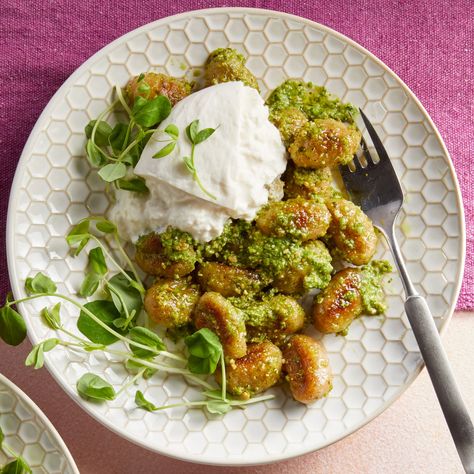 Gnocchi With Burrata, Pesto Gnocchi, Pea Pesto, Peas Recipe, Vegetarian Nutrition, Easy Vegetarian Dinner, Vegetarian Dinners, Seasonal Recipes, Vegetarian Dinner