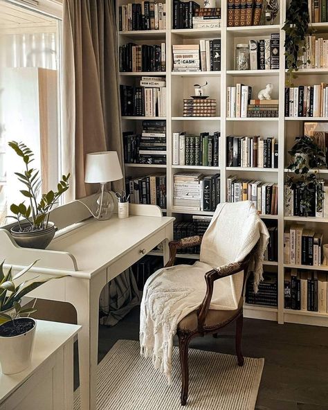 Small Home Library, Cozy Home Library, Home Office Library, White Bookshelves, Simple Desk, Decor Quotes, Home Office Ideas, Country Interior, Decor Wallpaper