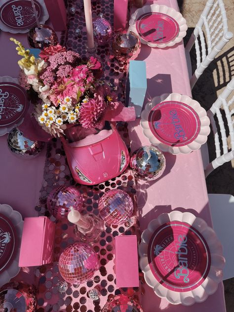 Barbie Party Tablescape, Barbie Table Decorations Birthday, Outside Party Set Up Ideas, 21st Barbie Birthday Party, Barbie Fashion Show Birthday Party, Adults Barbie Party, Barbie Grown Up Party, Barbie Table Set Up, Barbie Themed Graduation Party