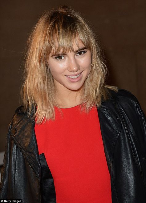 Shaggy chic: The model's hair was style to messy perfection and she wore a flick of eyeliner on each eyelid Cool Girl Haircut, Suki Waterhouse Hair, Alexa Chung Hair, Kids Bob Haircut, Cool Haircuts For Girls, Platinum Blonde Bobs, Red And Black Dress, Blonde Bob Haircut, Wavy Bob Hairstyles