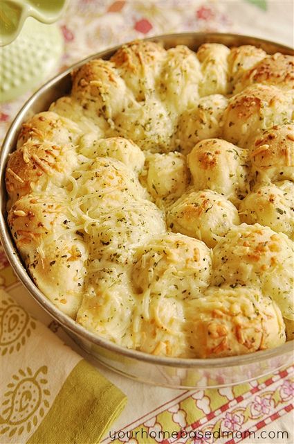 Garlic Cheese Pull Apart Bread with Frozen Bread Dough Cheese Pull Apart, Cheesy Garlic Bread Recipe, Cheesy Pull Apart Bread, Cheese Pull, Bundt Recipes, Frozen Bread Dough, Garlic Bread Recipe, Cheesy Garlic Bread, Garlic Cheese