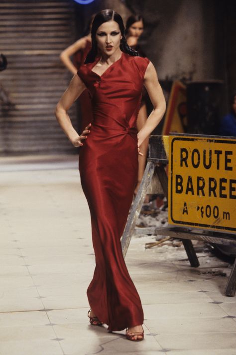 John Galliano Fall 1999 Ready-to-Wear
https://www.vogue.com/fashion-shows/fall-1999-ready-to-wear/john-galliano/slideshow/collection#61 Red Dress Runway, 90s And 2000s Fashion, 90s Fashion Dresses, Galliano Dior, Vogue Photoshoot, 90s Runway Fashion, Runway Outfits, Runway Dresses, Runway Looks