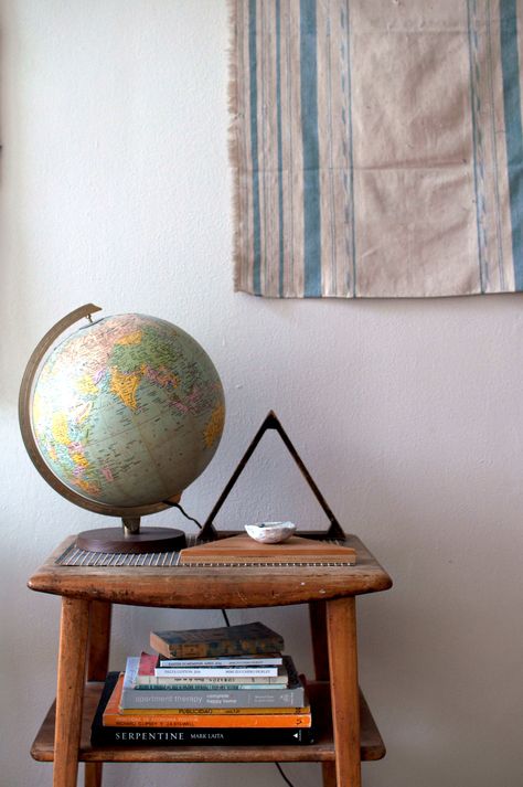 The vintage globe was found at a flea market. Globe Decor Living Room, Vintage Home Decor Antiques, Vintage Home Decor Living Room, Vintage Home Decor Farmhouse, Vintage Home Decor Boho, Pottery Barn Living Room, Shabby Bedroom, Cottage Shabby Chic, Globe Decor